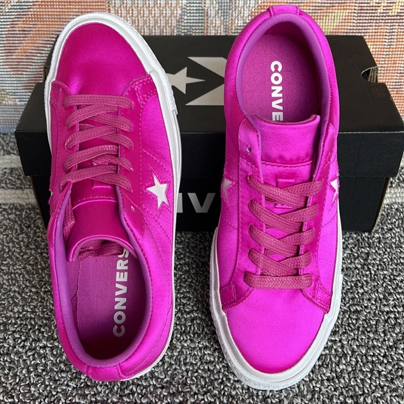 Converse WMNS 161197C
ONE STAR OX
HYPER MAGENTA/HYPER MAGENTA Sneakers - Picture 13 of 16